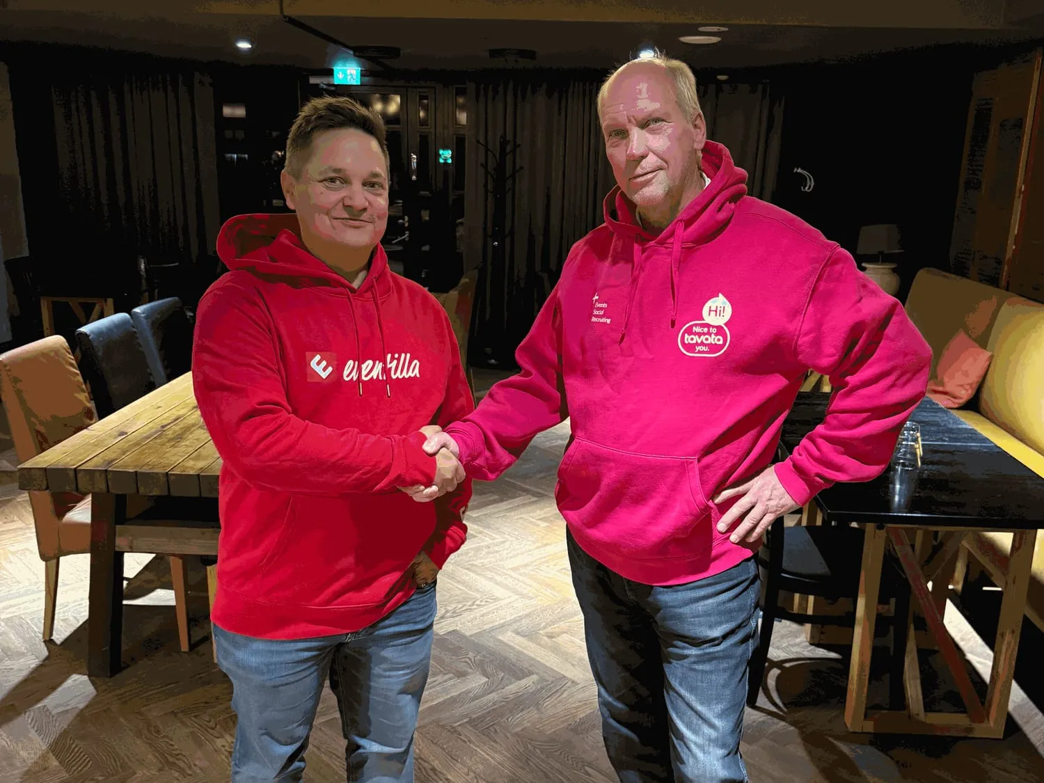 Eventilla CEO Pekka Huttunen and Tavata founder Jari Puranen shaking hands