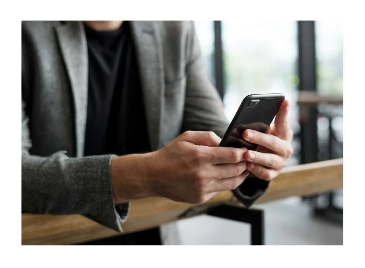 Tavata unterwegs auf dem Telefon